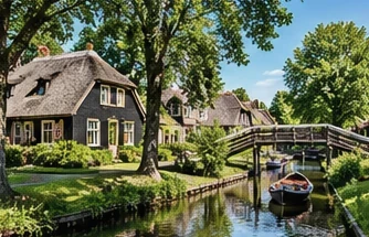 Giethoorn, Netherlands — Waterways and village bridges